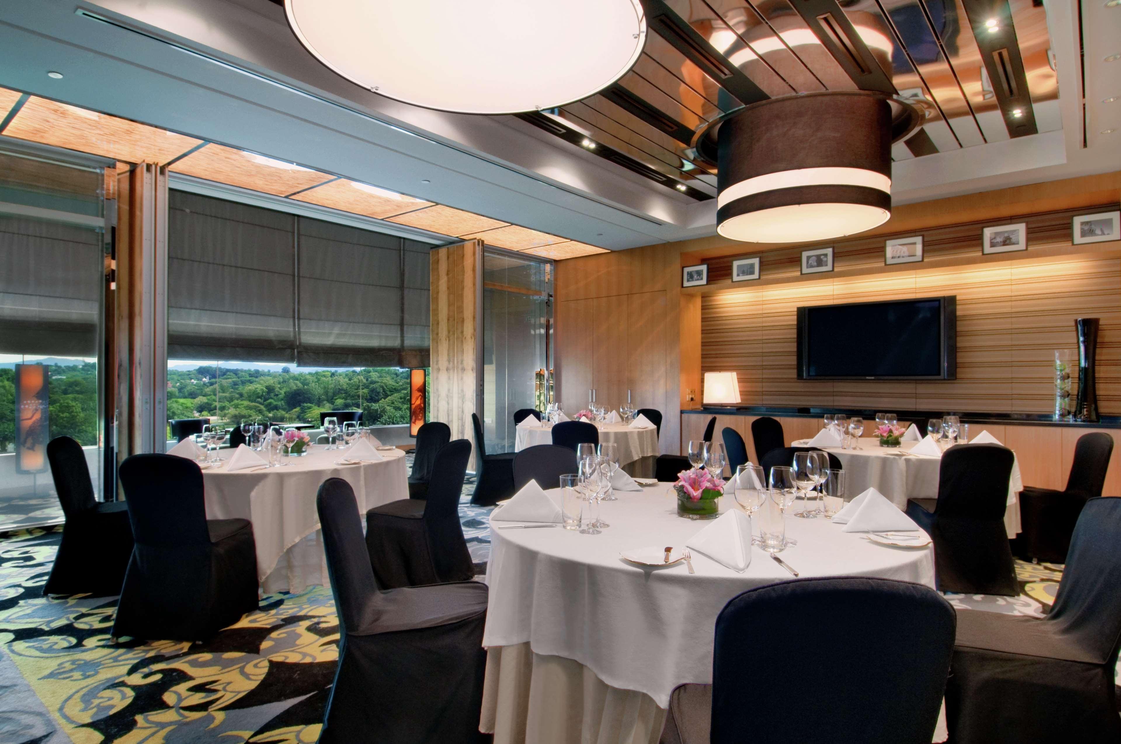 Hilton Kuala Lumpur Hotel Restaurant photo The Club at Changi Airport