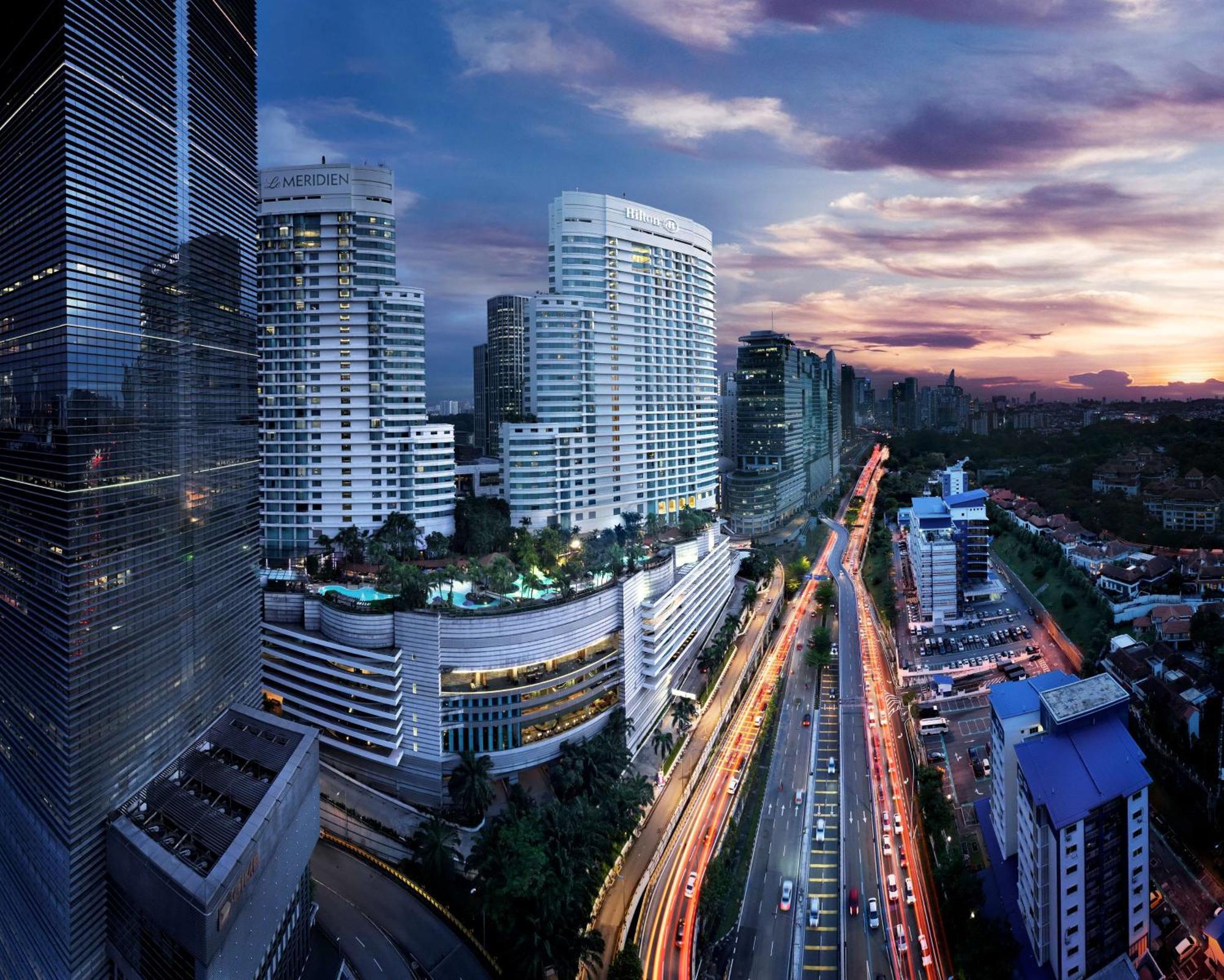 Hilton Kuala Lumpur Hotel Exterior photo The complex at night